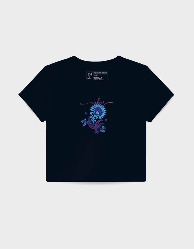 “Vibes” Printed Crop Top – Trendy Minimal Graphic Tee