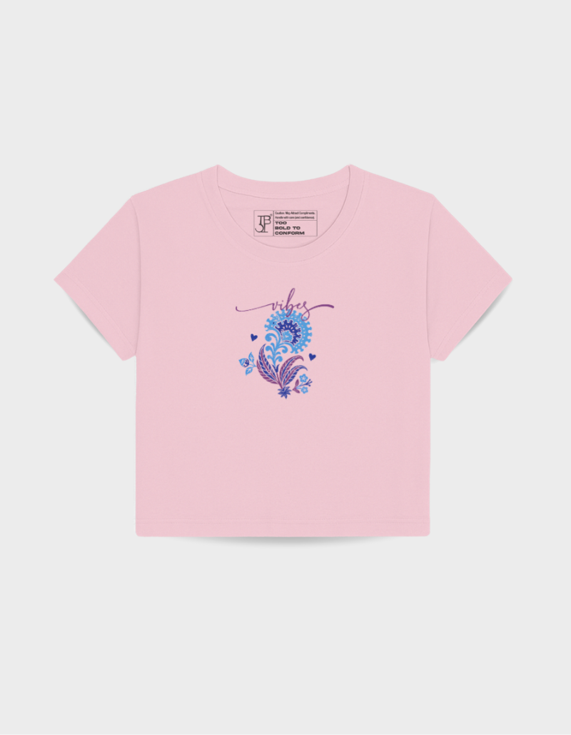 “Vibes” Printed Crop Top – Trendy Minimal Graphic Tee