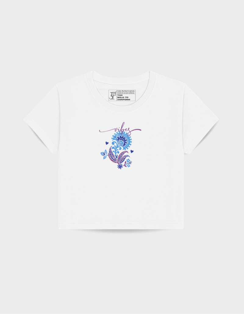 “Vibes” Printed Crop Top – Trendy Minimal Graphic Tee